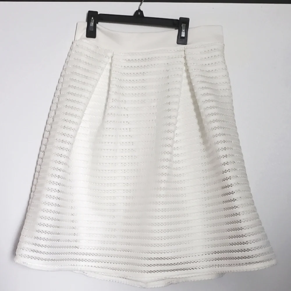 NWT White Hallow Out Pleated Swing Midi Skirt Large - Picture 3 of 7